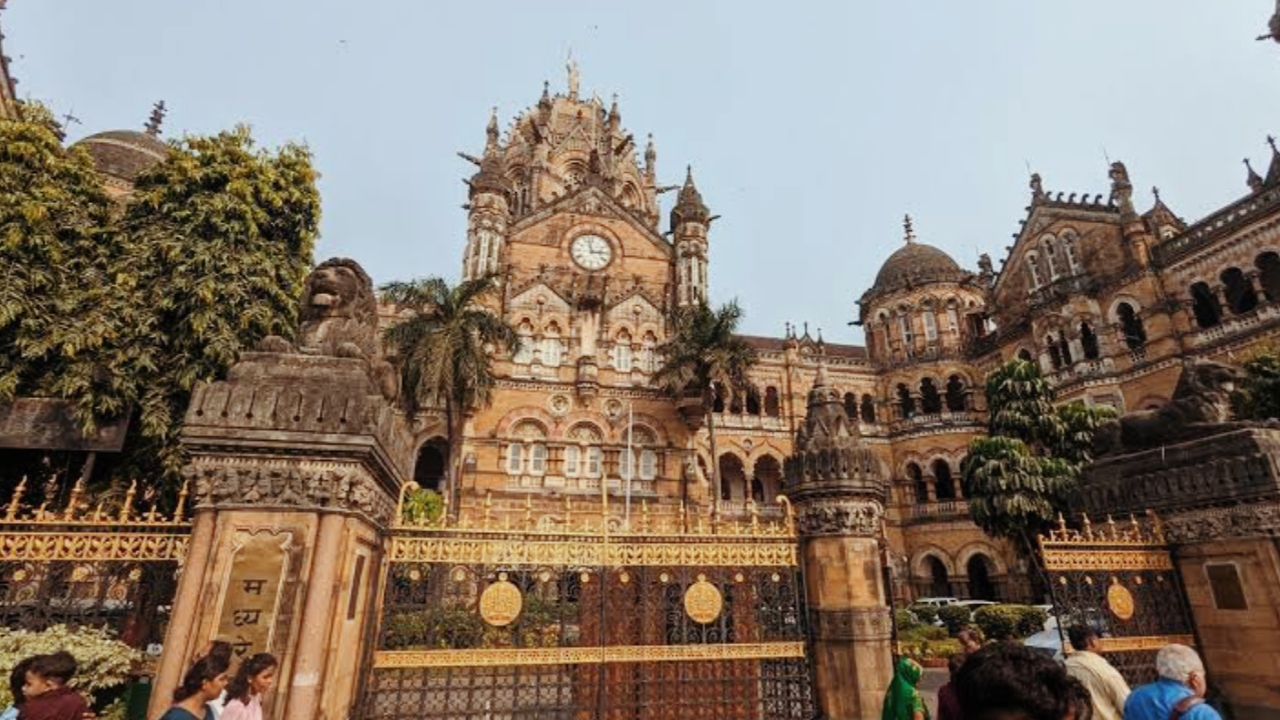 Churchgate to Gateway of India, Churchgate to Gateway of India in Hindi