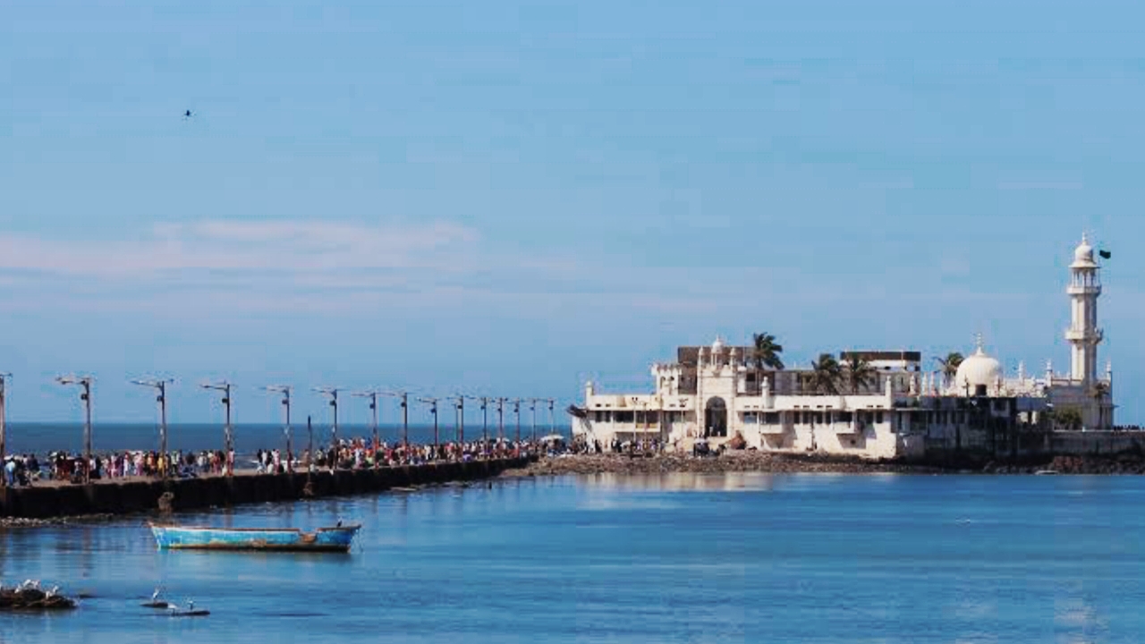 Haji Ali Dargah Mumbai, Haji Ali Dargah Mumbai in Hindi