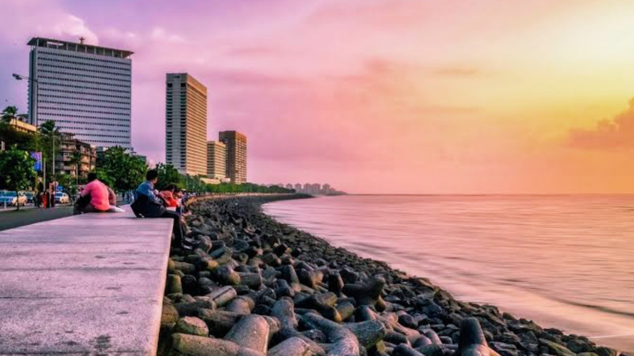 Marine Drive in Mumbai, Marine Drive in Mumbai in HIndi