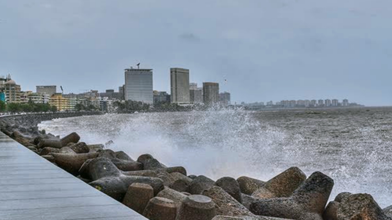 Marine Drive in Mumbai, Marine Drive in Mumbai in HIndi