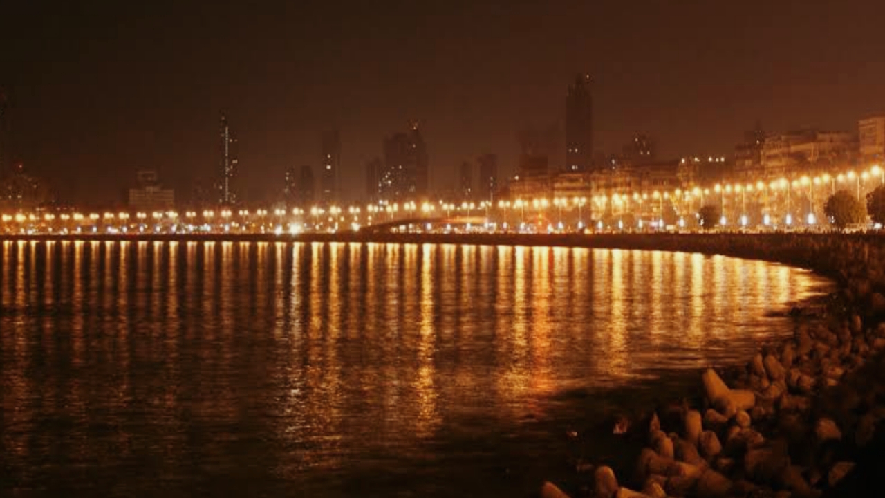 Marine Drive in Mumbai, Marine Drive in Mumbai in HIndi