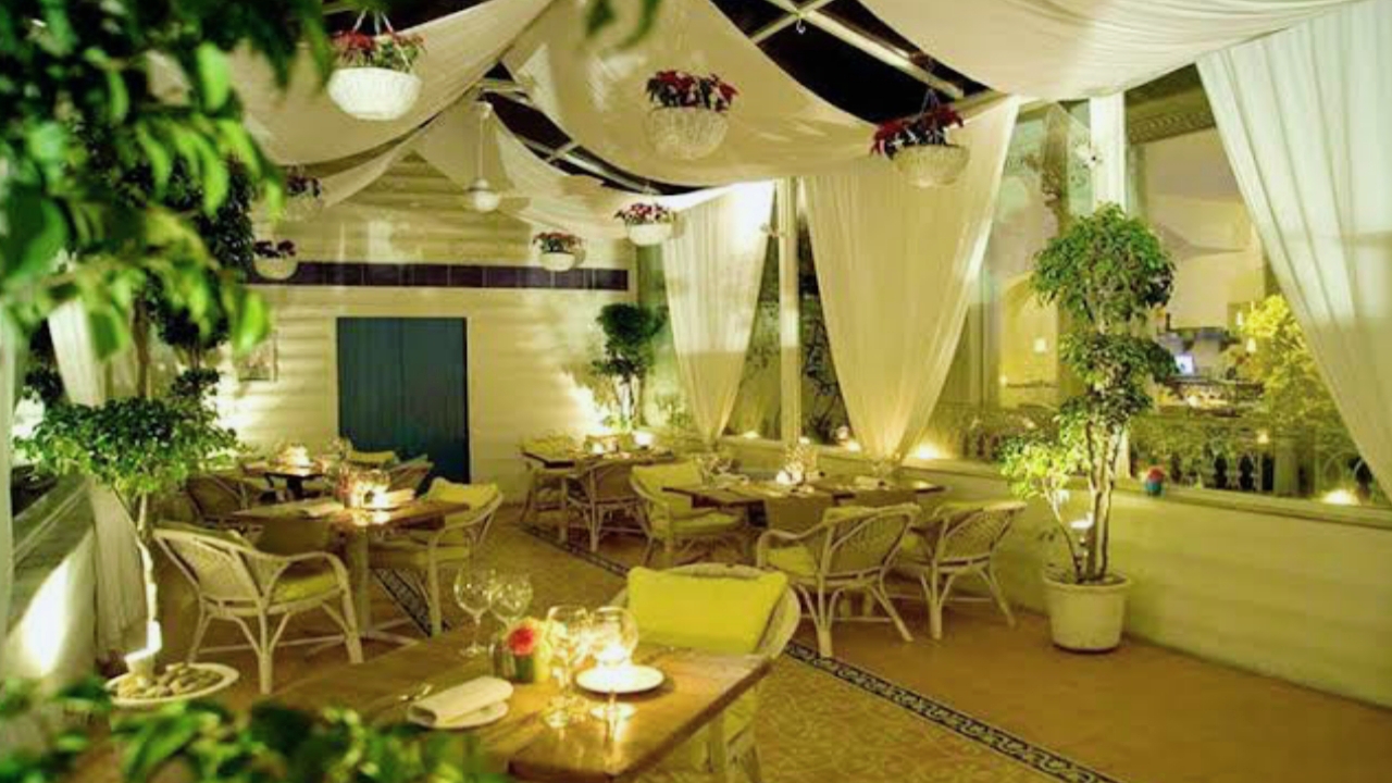 Best Restaurants near Juhu Beach, Best Restaurants near Juhu Beach in Hindi